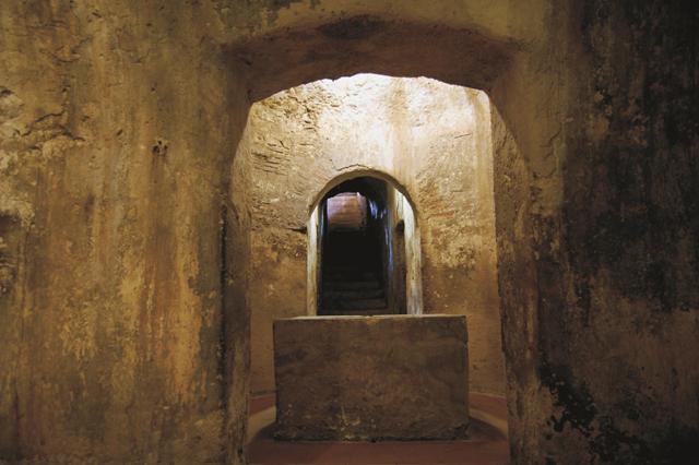 Ambiente centrale con il pozzo e scala di discesa