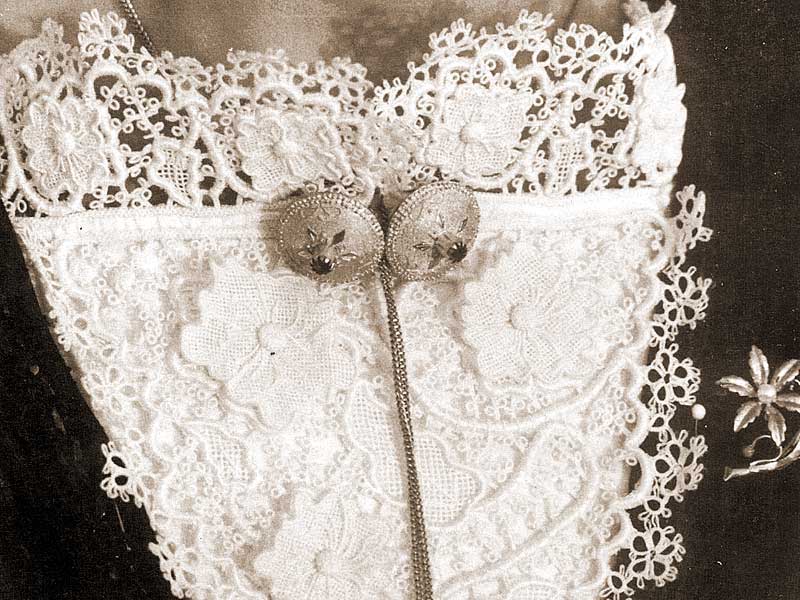 Particolare 'pettus a pitzu' finemente ricamato © Editrice S'Alvure